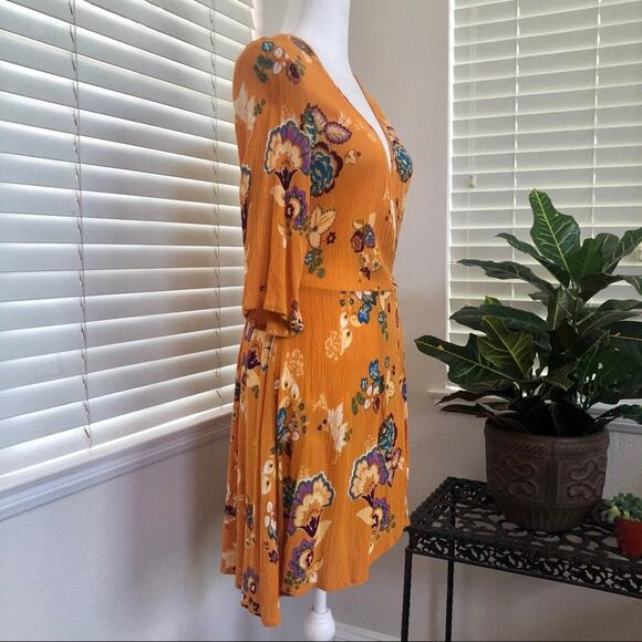 I The Wild Dress Women M Mustard Floral Faux Wrap Bell Sleeve Surplice Rayon - Picture 4 of 12